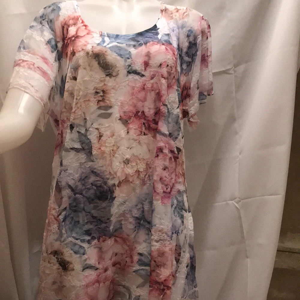 NWT Sz 2x floral top by Brittany black. FINAL SALE